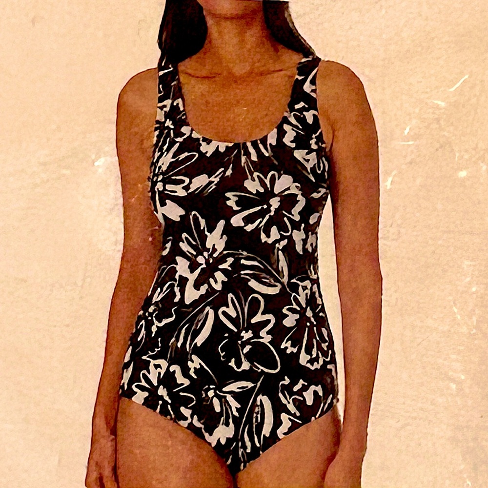 🔴HP!🔴 Hurley “Ink Fresco” Black and White Tropical One Piece Swimsuit